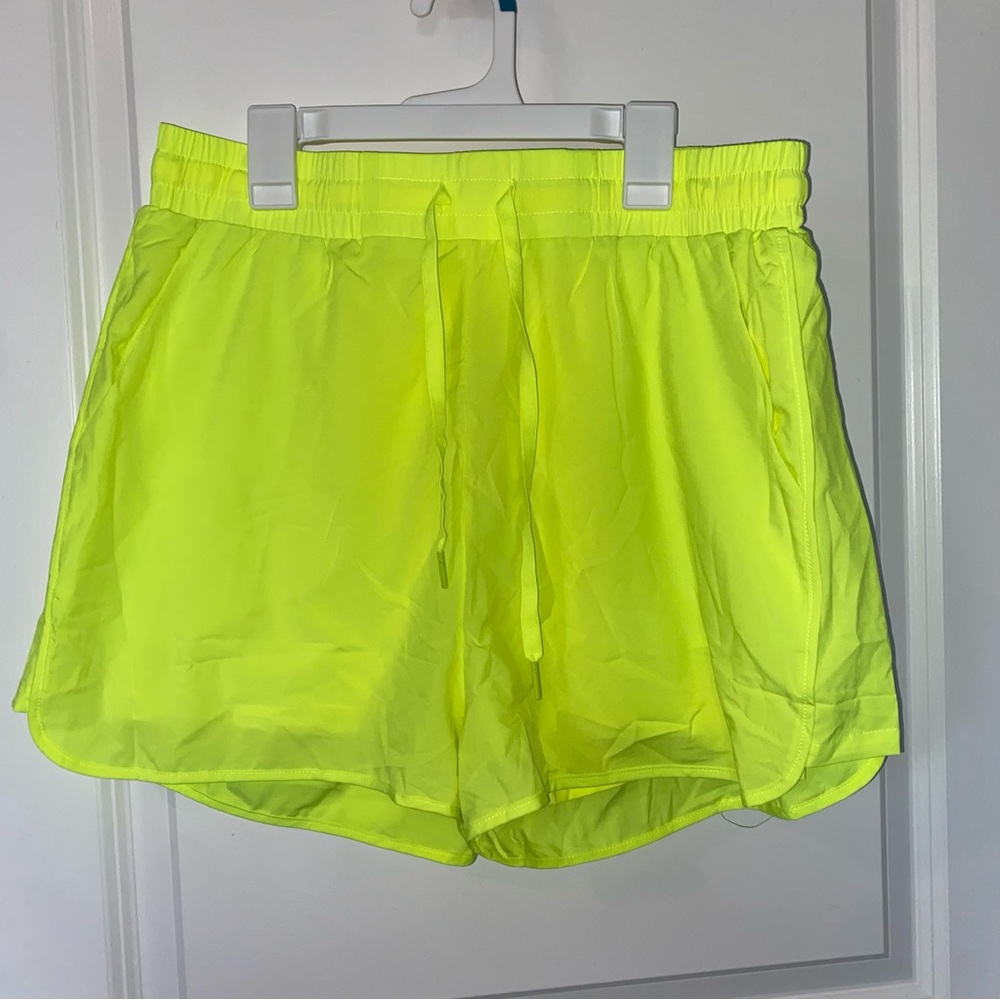 V2 flo shorts in tiki